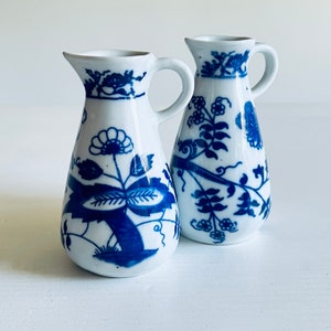 Vintage Blue Onion oil & vinegar set, small pitchers, jugs, blue white china