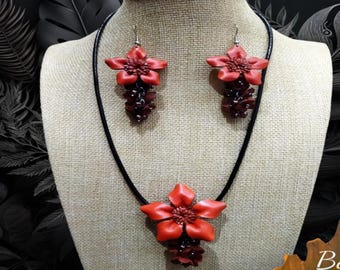 Conjunto de collar y pendientes de flores de cuero hechos a mano: estilo gargantilla