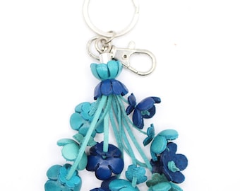 Llavero de flor de cuero hecho a mano: accesorio para bolso o cartera