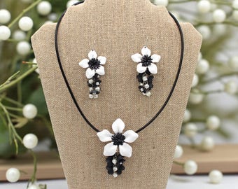 Conjunto de collar y pendientes de flores de cuero hechos a mano: blanco y negro