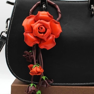 Llavero de flor de rosa de cuero genuino hecho a mano, dije para bolso de mano naranja imagen 1