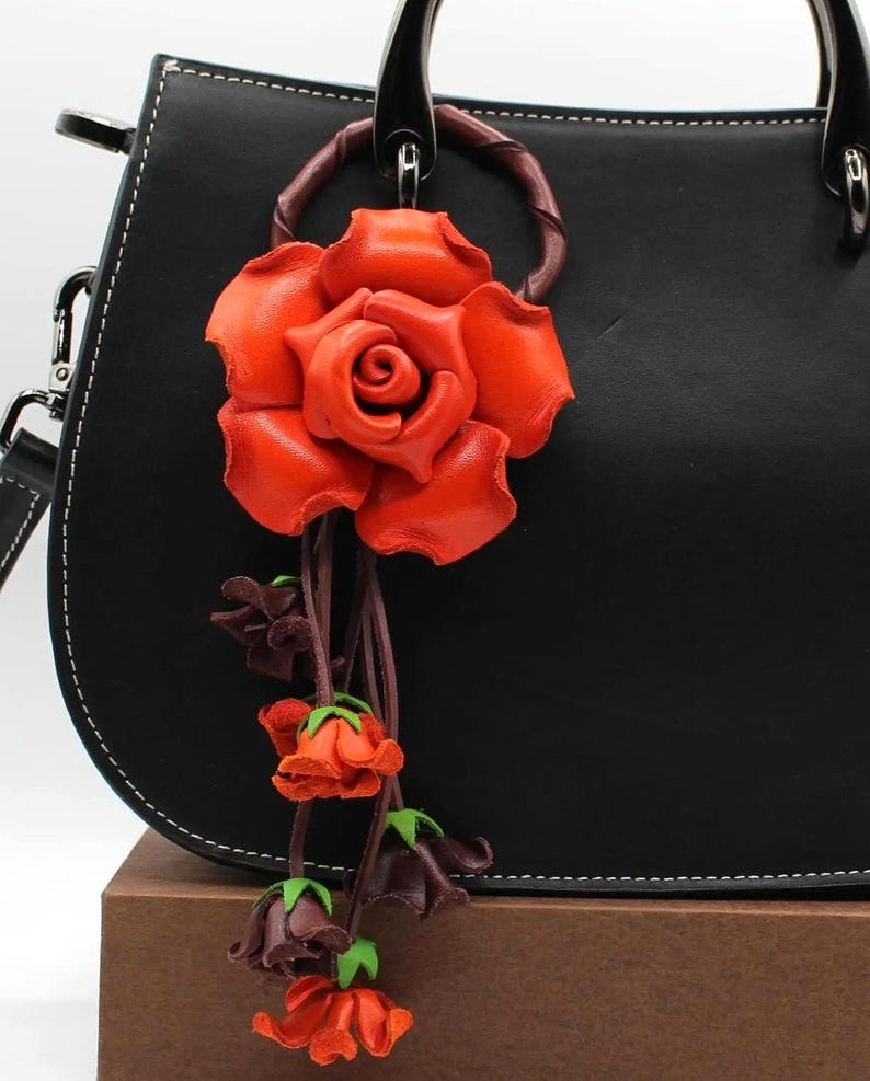 Llavero de flor de rosa de cuero genuino hecho a mano, dije para bolso de mano naranja imagen 1