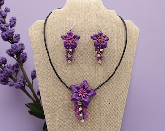 Conjunto de collar y pendientes de flores de cuero hechos a mano