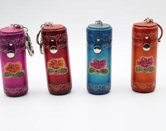 Llavero de piel de vaca hecho a mano, soporte para lápiz labial, bálsamo labial y palillo de dientes, tamaño mediano