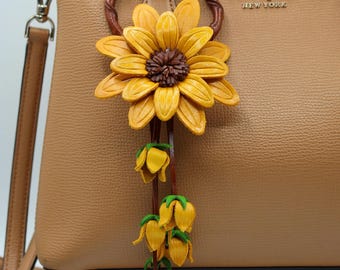 Llavero de flor de cuero genuino hecho a mano / Charm para bolso Girasol