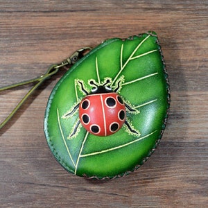 Monedero / Cartera / Muñequera de Cuero Genuino Hecho a Mano con Mariquita y Hoja