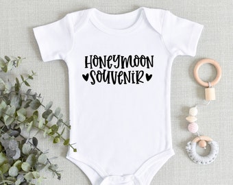 Body de bebé marca ONESIES® con anuncio de embarazo - Body de recuerdo de luna de miel - Divertida revelación de embarazo - Regalo para baby shower