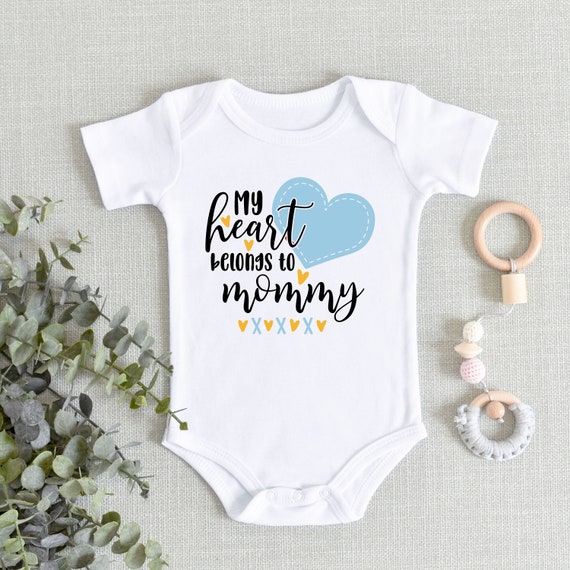 Body de bebe marca ONESIES para el primer dia de la madre Body My Heart