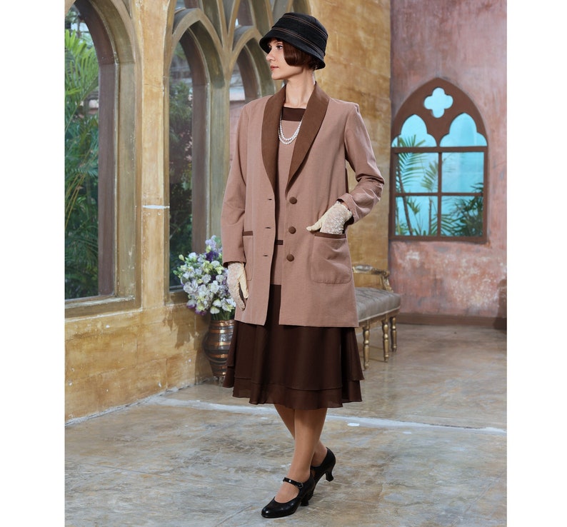 1920s Outfit Inspiration – Women’s 20s Costume Ideas     Two-toned brown cotton jacket 1920s single breasted shawl lapel Gatsby jacket brown flapper jacket cotton party jacket Lady Mary jacket  AT vintagedancer.com