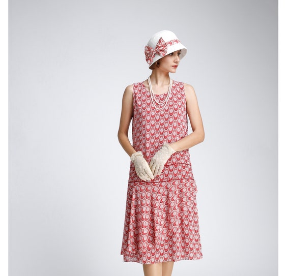 1920s Cloche Hat With Off-white and Red 