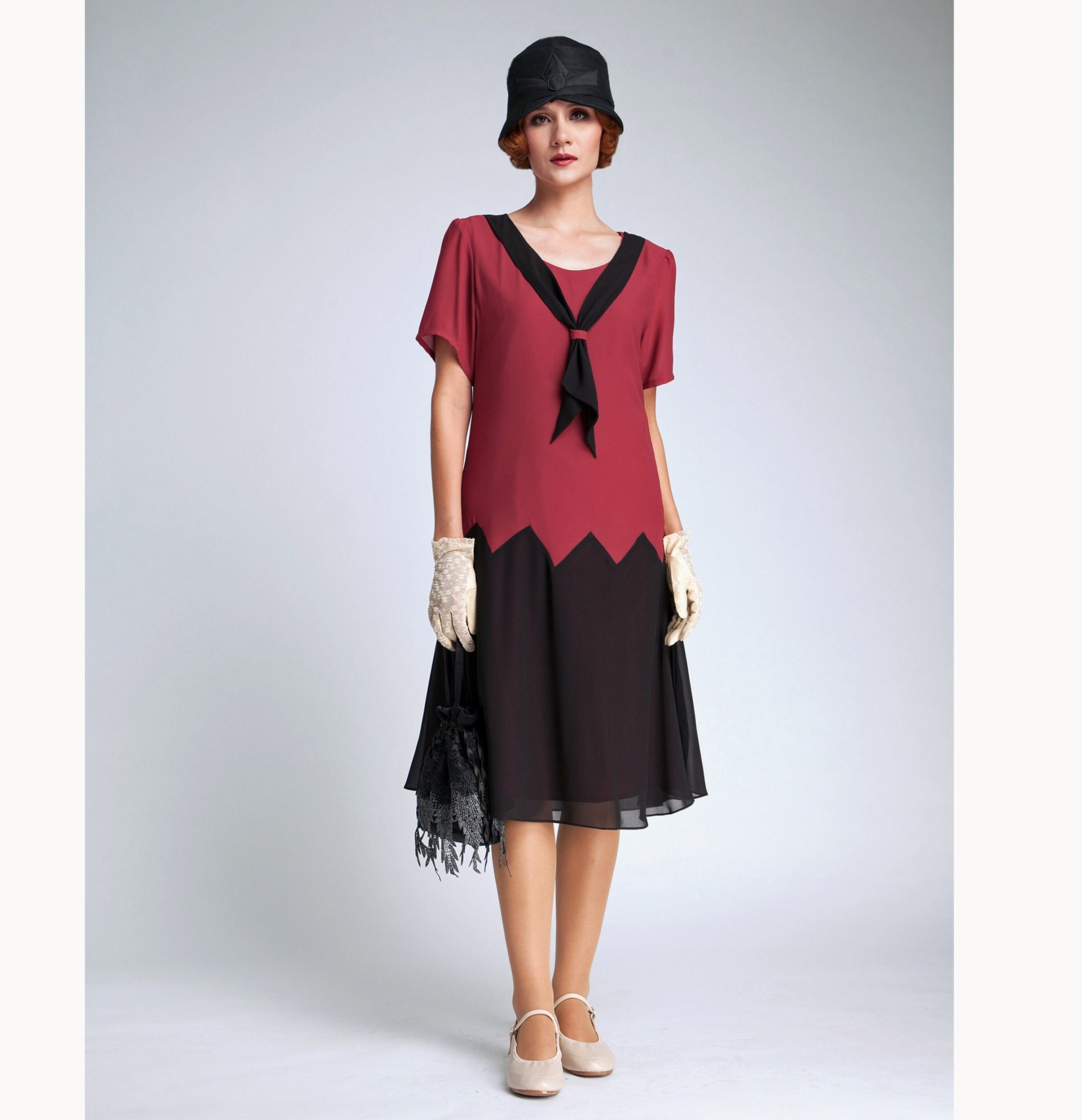 Robe 1920 en rouge et noir avec des détails en zigzag, vêtements de jour  rouges des années 1920, mode des années 1920, robe de jour Gatsby -   France
