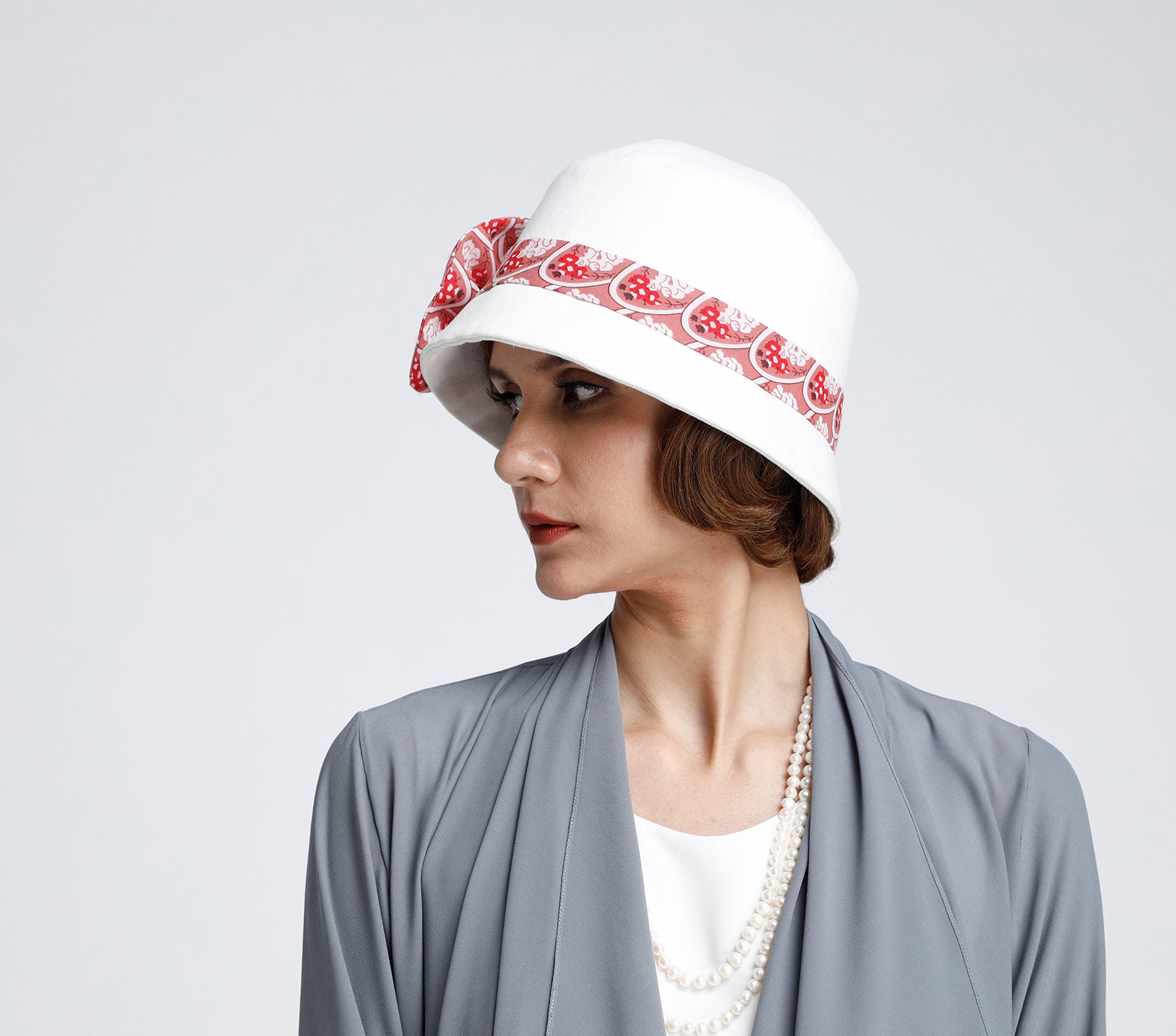 1920s Cloche Hat With Off-white and Red 