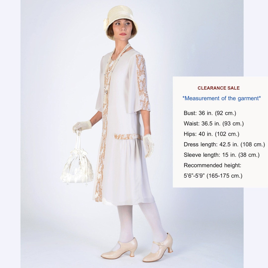 Robe de soir?�e en mousseline de soie ann?�es 1920, couleur lin blanchi et imprim?� marron, robe de 