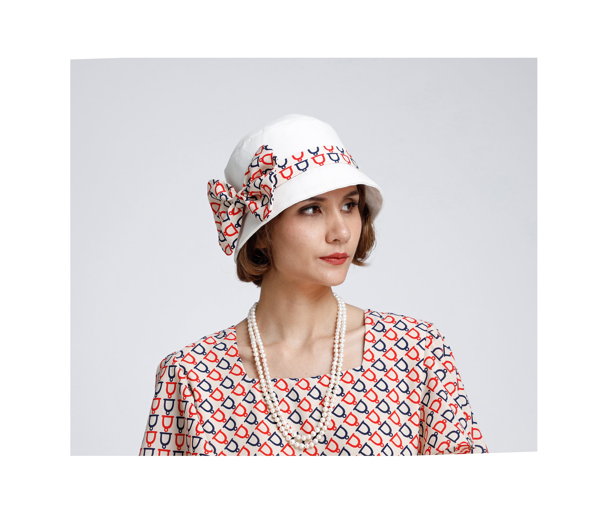 1920s Cloche Hat With Off-white and Nud 