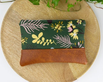 Dunkelgrüne Kosmetiktasche mit Waldblumen Print, Süße kleine Boho-Kosmetiktasche aus veganem Leder, Retro-Geschenk für Waldliebhaber