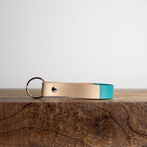 Porte-clés en cuir peint à la main sarcelle pour les femmes, petit bas de Noël unisexe en cuir, porte-clés en cuir beige végétal coloré pour hommes