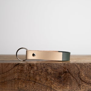 Porte-clés en cuir peint à la main vert foncé pour hommes, cadeau unique unisexe petit porte-clés en cuir, porte-clés en cuir beige végétal coloré pour femmes