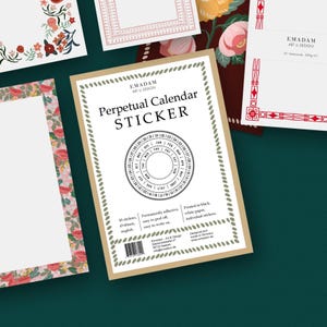 Könnte beinhalten: Ein ewiger Kalenderaufkleber mit einem kreisförmigen Design, das die Monate und Daten anzeigt. Der Aufkleber ist von einem gepunkteten Rand umgeben und enthält den Text "Perpetual Calendar STICKER". Weitere Schreibwarenartikel mit floralen und geometrischen Designs sind ebenfalls sichtbar.
