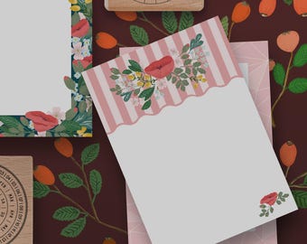 Puede incluir: Juego de papelería con diseños florales y a rayas. La hoja superior tiene rayas rosas y un arreglo floral. Debajo hay una hoja más pequeña con un diseño floral. El fondo es de color granate oscuro con acentos florales y de hojas.