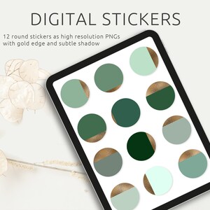 Könnte beinhalten: Ein digitales Tablet zeigt 12 runde Aufkleber in Grüntönen mit goldenen Rändern und dezenten Schatten. Der Text "DIGITAL STICKERS" steht oben, darunter Details zu den Aufklebern. Die Aufkleber sind hochauflösende PNGs.