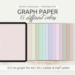 Può includere: Un tablet digitale che mostra un foglio di carta millimetrata con uno sfondo rosa chiaro. L'immagine mostra 15 fogli di carta millimetrata di diversi colori, ognuno con una griglia di 0,5 cm. Il testo "INSTANT DOWNLOAD / PRINTABLE PDF" e "GRAPH PAPER 15 different colors" è visualizzato sopra l'immagine. Il testo "0.5 cm graph for A4 / A5 / Letter & Half Letter" è visualizzato sotto l'immagine.