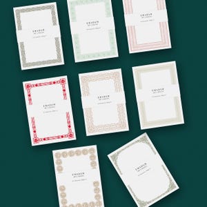 Könnte beinhalten: Eine Auswahl an Notizblöcken mit dekorativen Rändern in verschiedenen Farben, darunter Grün, Rot und Gold. Jeder Notizblock ist mit einem weißen Band mit dem Text "EMADAM ART & DESIGN" umwickelt. Anordnung auf dunkelgrünem Hintergrund.