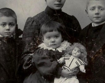 FREE SHIPPING WORLDWIDE! / Original Atq 1880s German Cabinet Photo / Mother & 3 Siblings, Baby w Porcelain Doll /by Gottfried Fuhr (Germany)