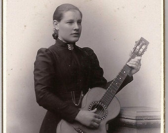 FREE SHIPPING WORLDWIDE! / Museum Quality, Multiawarded Photographer Original 1890s Swedish Cdv / Lady & her Guitar / by L. Larsson (Sweden)