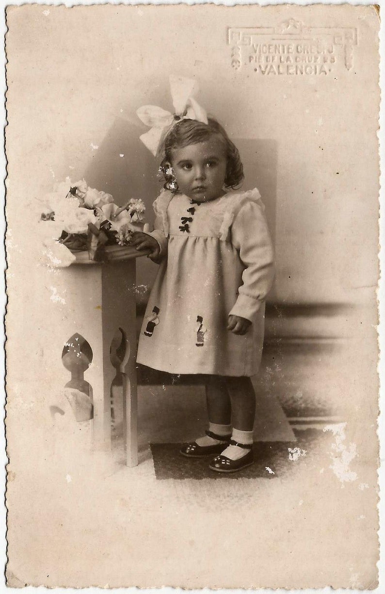 FREE SHIPPING WORLDWIDE Original Atq 1930s Spanish Rppc Gorgeous Spanish Girl w Nice Doll /& Mary Jane Shoes by Vicente Crespo Spain