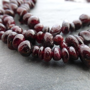 Perline di granato rosso, lunghe 5-8 mm, filo da 34 pollici, pietre preziose, articoli per l'artigianato, perline, venditore nel Regno Unito (GB1037)