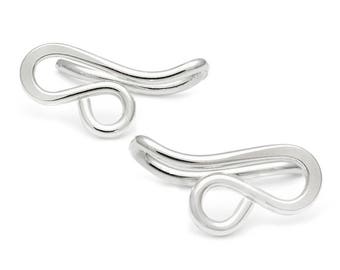 Mini Filigree Ear Climbers in Silver: Handmade Scroll Ear Climbers in Sterling Silver; fabriqué à Vancouver en Colombie-Britannique par Leah Yard Designs