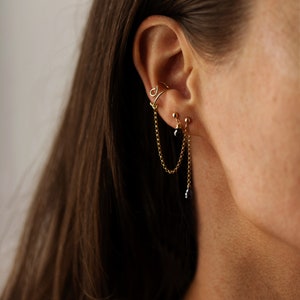 Ensemble de boucles d'oreilles Cascade en or : un ensemble de boucles d'oreilles unique et élégant en or 14 carats avec onyx noir par Leah Yard Designs à Vancouver (Colombie-Britannique)