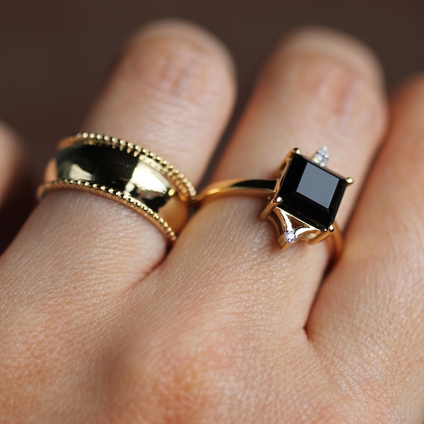 Bague Diana en onyx noir : bague inspirée de l'héritage royal avec diamants synthétiques et une pierre précieuse d'onyx noir taille carrée