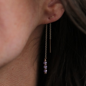 Fils d'oreilles Dottie couleur lavande : des fils d'oreille délicats en or 14 carats de remplissage à Vancouver, C.-B.