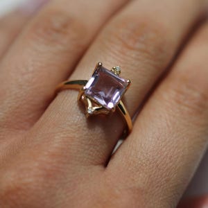 Bague Diana en améthyste rose : bague inspirée de l'héritage royal avec diamants synthétiques et améthyste rose taille carrée