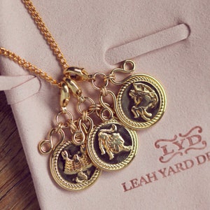 Pendentif zodiaque en or : breloque horoscope signe astrologique avec fermoir ouvrant par Leah Yard Designs Disponible dans les 12 signes du zodiaque