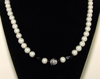 White necklace. Black necklace. White pearl necklace. Black and white pearl necklace. Special occasion jewelry. Wedding pearls White jewelry