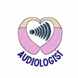 Puede incluir: Un diseño bordado de un audífono rosa en forma de corazón con la palabra "AUDIOLOGIST" en texto azul.