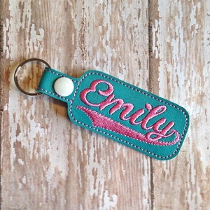 Emily - Name - im Hoop - Snap/Rivet Schlüsselanhänger - DIGITAL EMBROIDERY DESIGN