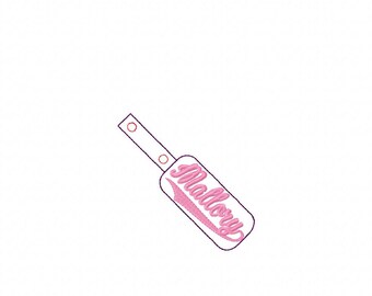 Puede incluir: Un llavero bordado de color rosa con el nombre "Mallory" en una fuente cursiva.