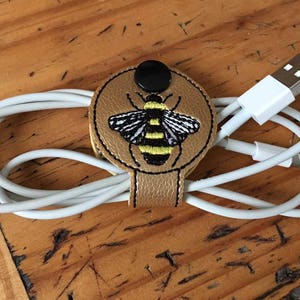 ハニービー - 蜂 - スナップ - コードホルダー - インザフープ - デジタル刺繍デザイン