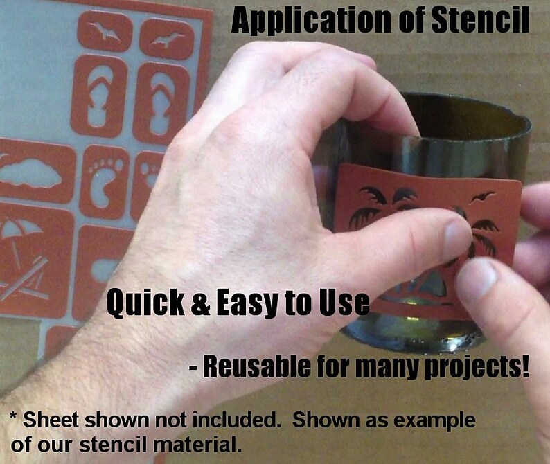 Pu&ograve; includere: Primo piano di una mano che tiene uno stencil su una bottiglia di vetro. Lo stencil &egrave; marrone e presenta un disegno di palma. Il testo "Application of Stencil" e "Quick & Easy to Use" &egrave; visibile nell'immagine. Il testo "Reusable for many projects!" &egrave; anche visibile. Il testo "* Sheet shown not included. Shown as example of our stencil material." &egrave; visibile nella parte inferiore dell'immagine.