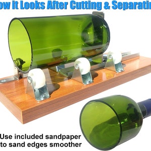 Puede incluir: Un cortador de botellas de vidrio verde con base de madera y soportes met&aacute;licos. El texto "How it Looks After Cutting & Separating" est&aacute; en la parte superior. Se muestra una botella cortada, junto con el texto "Use included sandpaper to sand edges smoother."