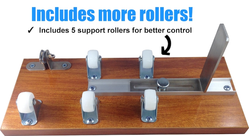 Puede incluir: Base de madera con marco met&aacute;lico y cinco rodillos blancos. El texto "Includes more rollers!" y "Includes 5 support rollers for better control" se muestra en azul y negro.