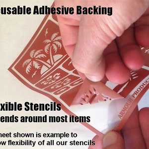Pu&ograve; includere: Uno stencil riutilizzabile rosso con un design a forma di palma. Lo stencil &egrave; flessibile e pu&ograve; essere piegato attorno alla maggior parte degli oggetti. Il testo "Reusable Adhesive Backing" e "ARMOUR PRODUCTS" &egrave; visibile sullo stencil.