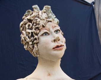Pájaro en el corazón y uno en su mano, escultura de cerámica femenina