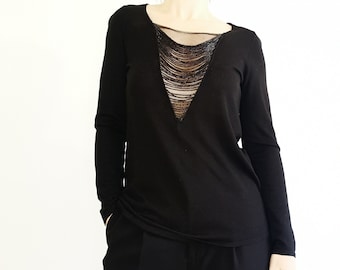 Schwarzer langärmeliger Strickpulli mit Pailletten- und Netzdetail auf der Brust.