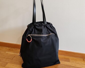 急ぎの留め具が付いたブラックナイロン特大トートバッグ。ブラックトートバッグ。ブラックハンドルバッグ。