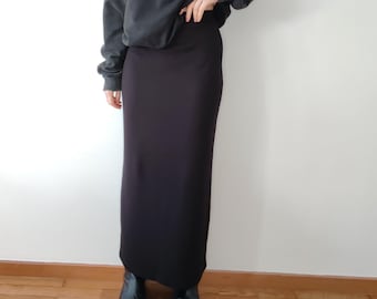 黒のロングペンシルスカート。黒のマキシスカート。