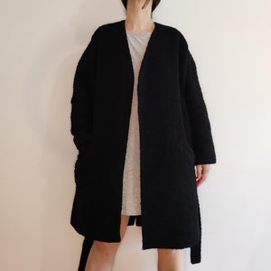 Frauen Wolle Schwarz Minimalistischer Mantel. Frauen lässiger Wollmantel. Damen Wintermantel.